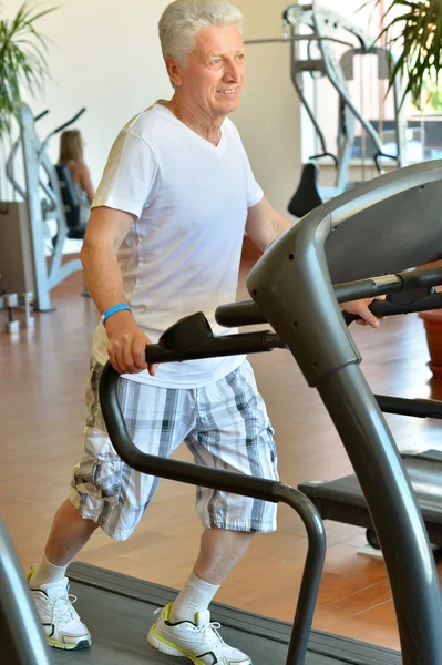 Uomo anziano in palestra — Foto Stock