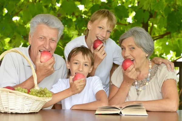 Grandparents and  grandsons with apples — Stock Photo, Image