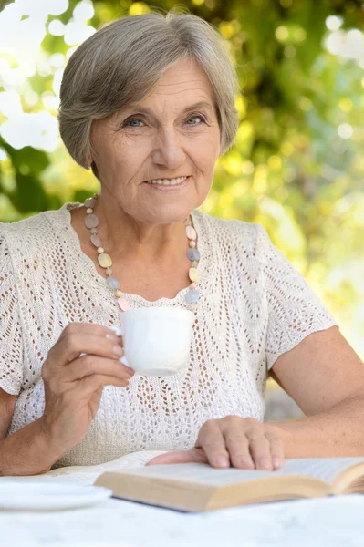 Middle-aged woman drink tea — Stock Photo, Image