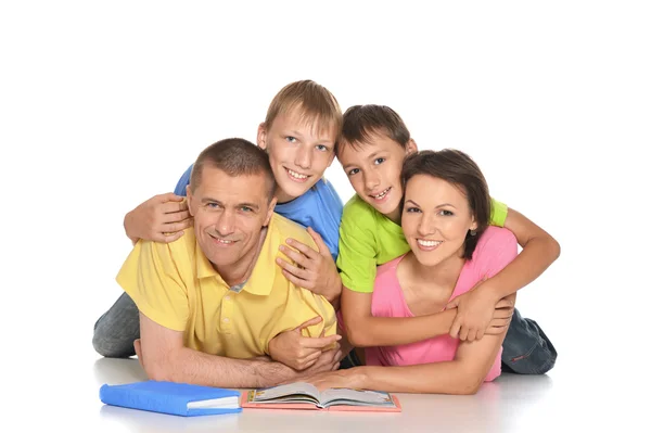 Parents aidant les enfants à faire leurs devoirs — Photo