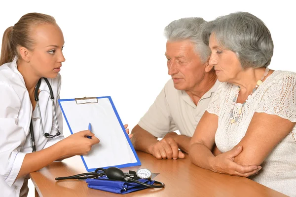 Enfermera con pacientes ancianos — Foto de Stock