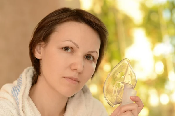 Frau inhaliert zu Hause — Stockfoto