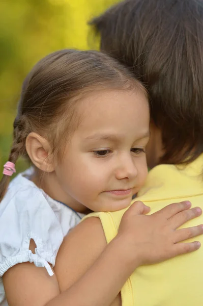 Meisje met moeder in park — Stockfoto