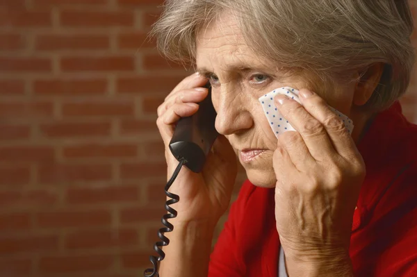 Mulher madura chamando médico — Fotografia de Stock