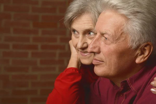 Äldre par nära vägg — Stockfoto
