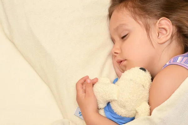 Bambina che dorme con un giocattolo — Foto Stock