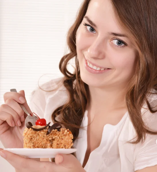 Mooie vrouw met cake — Stockfoto