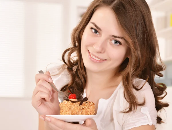 Mooie vrouw met cake — Stockfoto