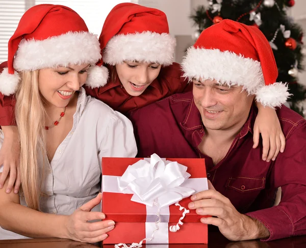 Familie viert nieuwjaar — Stockfoto