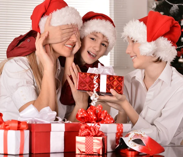 Mamma e bambini in cappelli di Babbo Natale — Foto Stock
