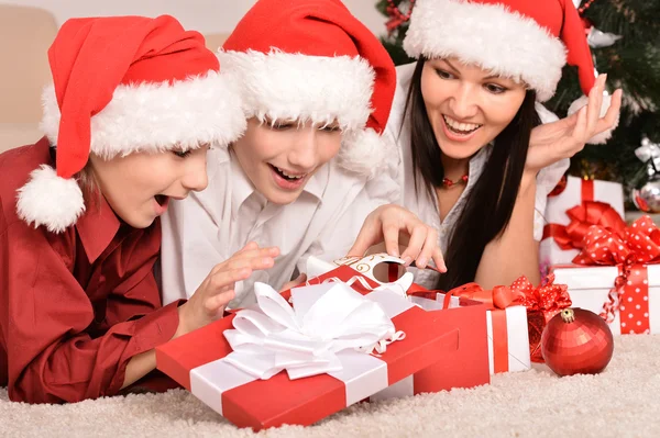 Maman et les enfants dans chapeaux de Père Noël — Photo