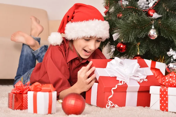 Ευτυχισμένο παιδί γιορτάζει τα Χριστούγεννα — Φωτογραφία Αρχείου