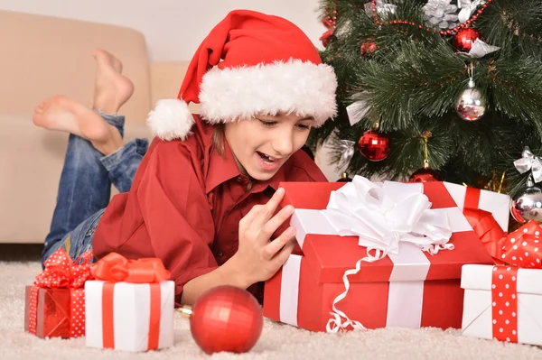 幸せな子供のクリスマスを祝う — ストック写真