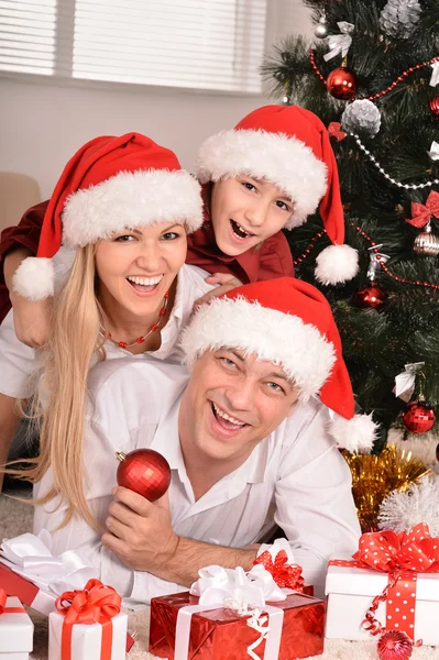 Família celebrando o ano novo — Fotografia de Stock