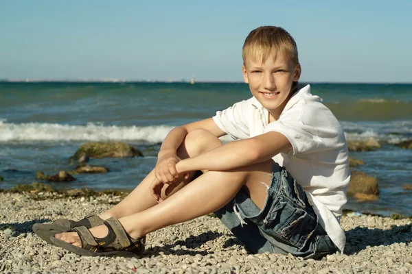 해변에서 휴식 하는 어린 소년 — 스톡 사진