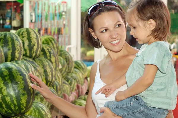 Mom and daughter choosing watermelon — Stock Photo, Image