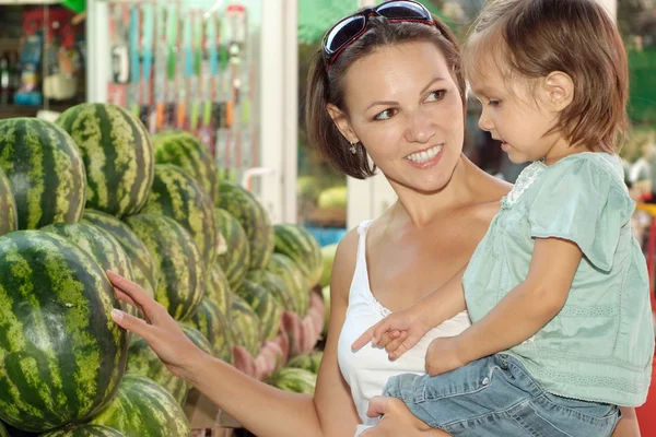 Mamá y su hija eligen sandía —  Fotos de Stock