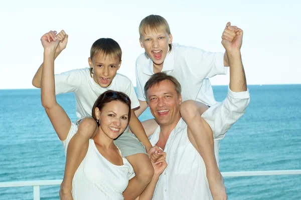 船で幸せな家族 — ストック写真