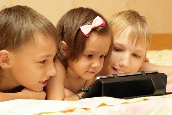 Ragazza con fratelli e tablet computer — Foto Stock