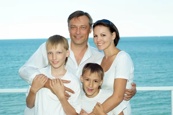 Gelukkige familie op schip — Stockfoto