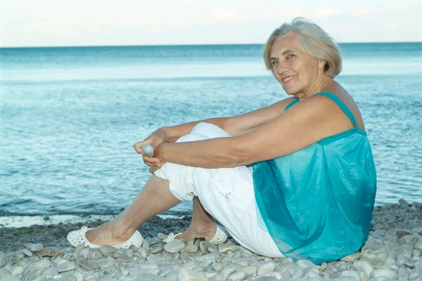 Feliz anciana en la playa — Foto de Stock