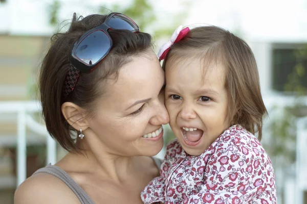 Girl with mother in park — Stock Photo, Image