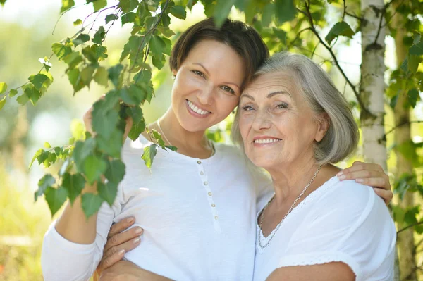 Mother and daughter in  park — Stock Photo, Image