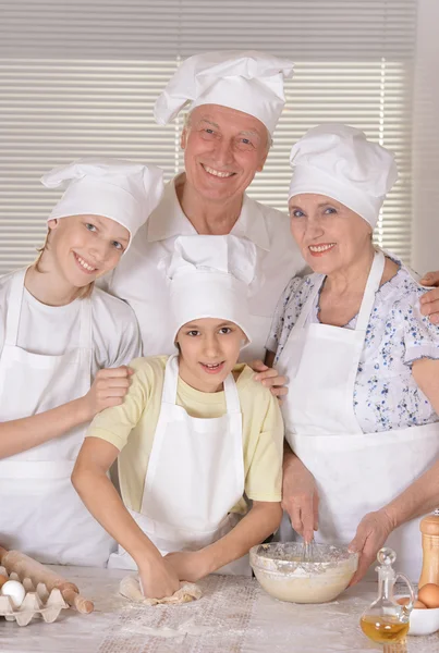 Felice famiglia cucina insieme — Foto Stock