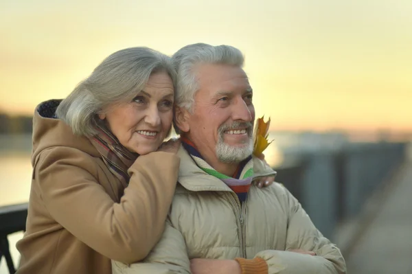 Senior paar in de buurt van de rivier — Stockfoto