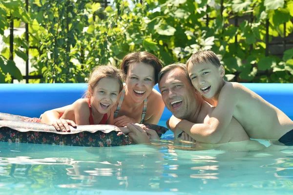 Οικογένεια να χαλαρώσουν στην πισίνα — Φωτογραφία Αρχείου