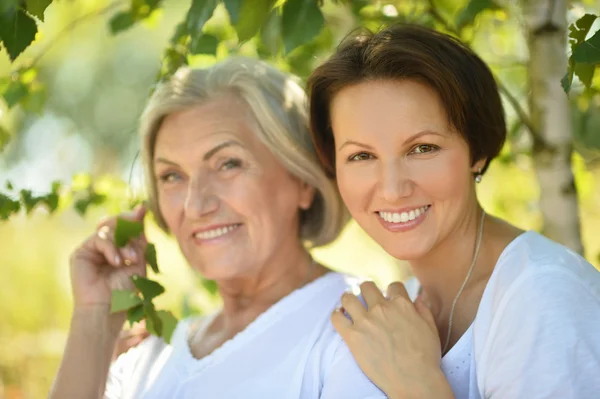 Senior Mother and daughter in  park — Stock Photo, Image