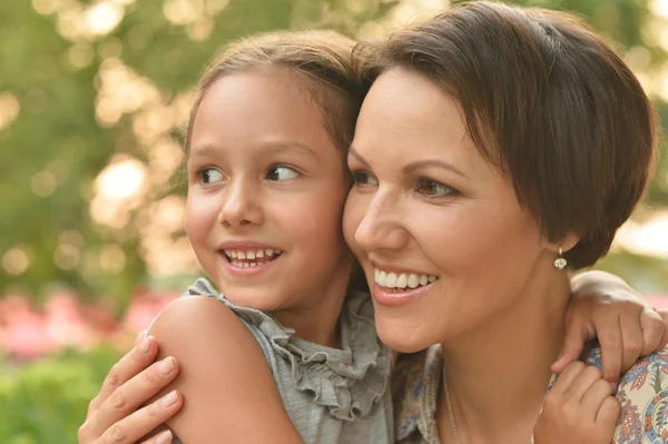 Flicka med mamma i park — Stockfoto