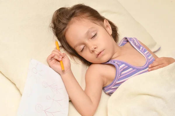 Bambina che dorme con foto — Foto Stock