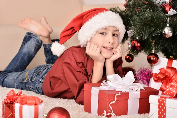 Счастливый ребенок празднует Рождество — стоковое фото