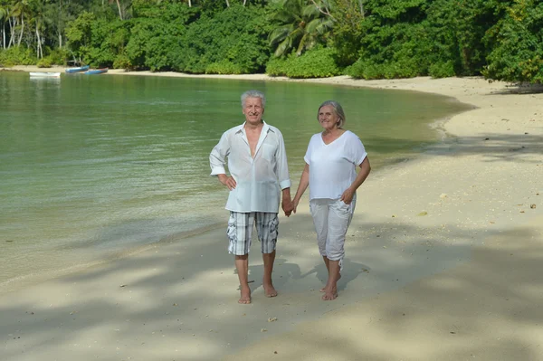 Elderly couple rest at tropical resort — Stock Photo, Image