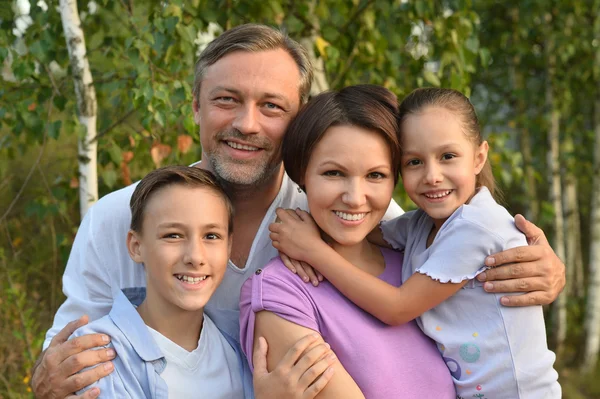 Familie rust in het zomerpark — Stockfoto