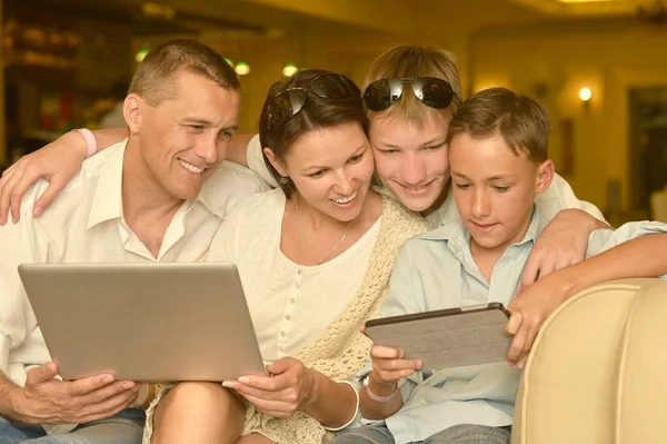 Famiglia con laptop e tablet pc — Foto Stock