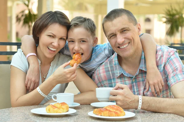 Kahvaltıda oğlu ile aile — Stok fotoğraf