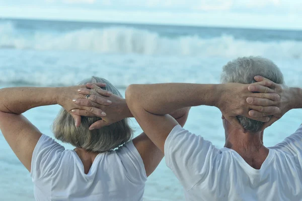 Pareja de ancianos descansan en resort tropical —  Fotos de Stock