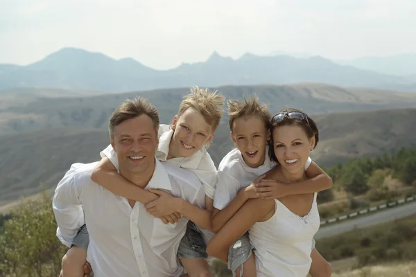Dağlar yakınındaki mutlu aile — Stok fotoğraf