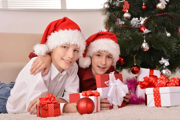 Niños felices celebrando la Navidad — Foto de Stock