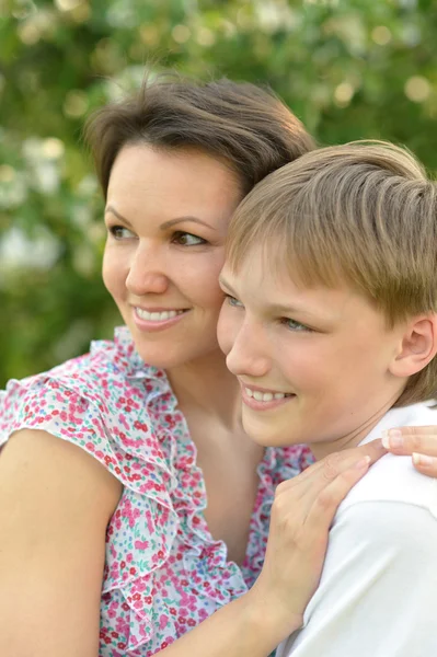 Mutter mit Sohn im Park — Stockfoto