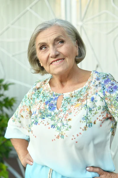 Senior kvinna i sommarparken — Stockfoto