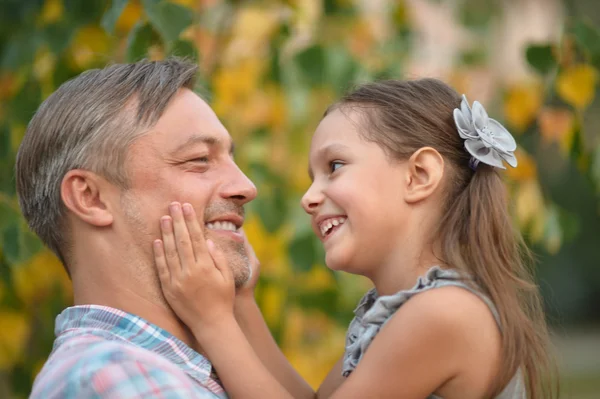 Vater mit Tochter im Sommerpark — Stockfoto