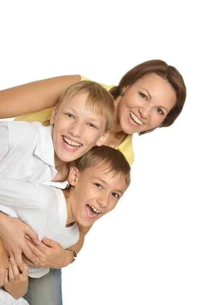 Glad mamma med söner — Stockfoto
