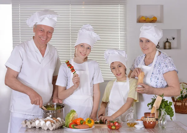 Koken samen en gelukkige familie — Stockfoto
