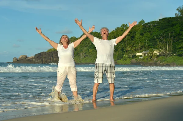 Idős házaspár többi tropical Resort — Stock Fotó