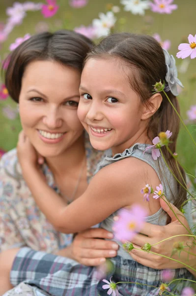 Girl with mother in park — Stock Photo, Image