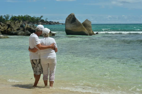 Casal de idosos descansam no resort tropical — Fotografia de Stock