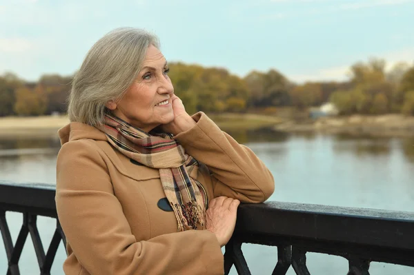 Senior Mujer cerca del río — Foto de Stock
